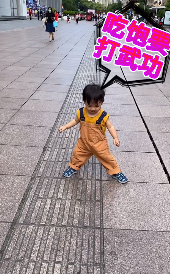 蔡少芬公园遛娃，2岁鱼蛋撸起袖子拿着竹竿，似执剑行侠仗义萌翻