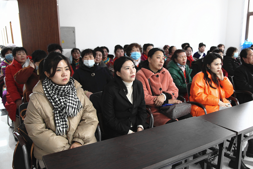 吉林抚松法院“学雷锋纪念日”开展普法活动