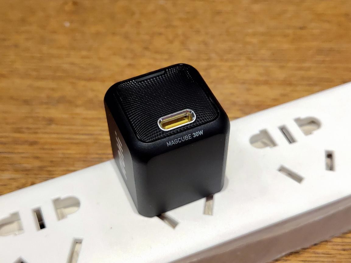 拇指般大小体积，AOHI Magcube 30W充电器上手体验