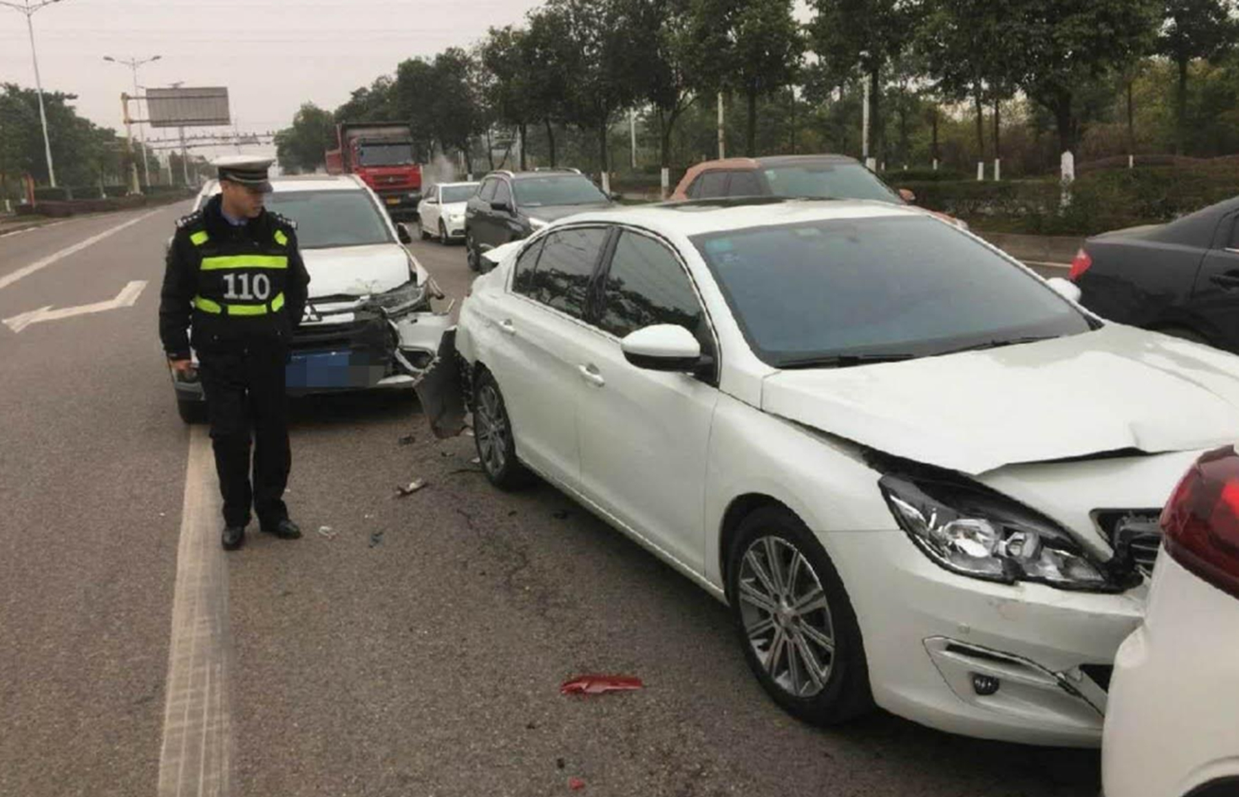 老司機：開車被追尾時，記得要說三句話，說得好能拿“三筆賠償”