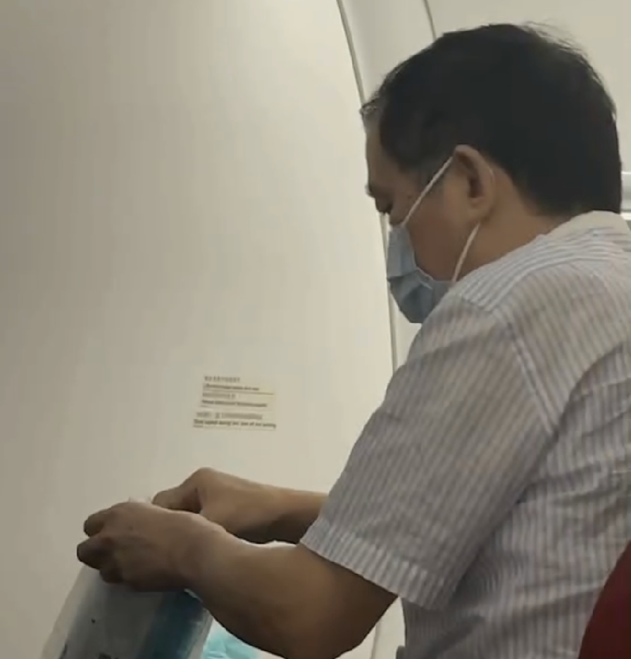 网传一男子在头等舱无故辱骂空姐“手脏”，被一名正义女乘客反怼，男子称要“调查”她？男子还尾随女乘客？