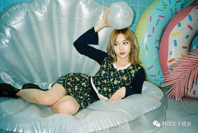 获得超多好评的,这位女团爱豆中短发发型,显得像小精灵一样