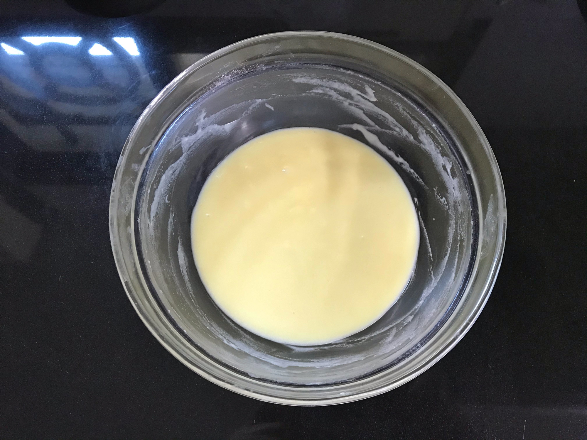 2個蛋清加1勺麵粉，不用打發拌勻就能烤，一口一個嘎嘣脆，真香