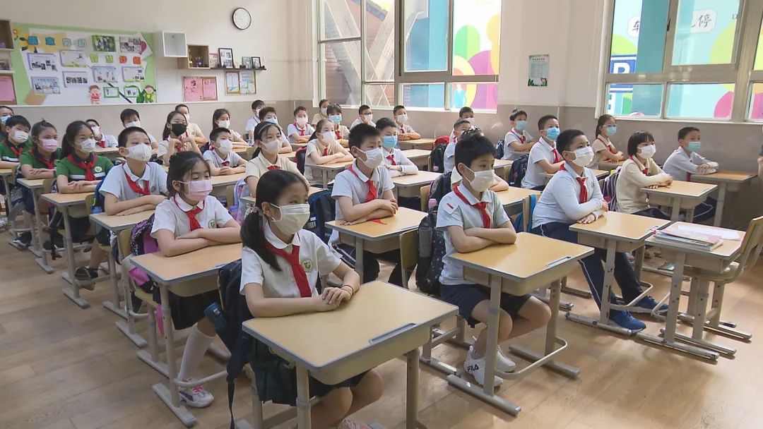 上海市闵行区小学部分复课：仍要求戴口罩上课
