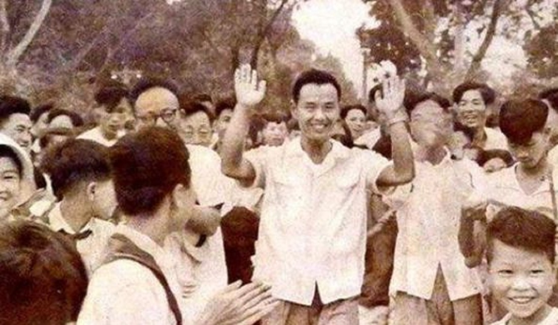 1963年，徐廷泽驾机投诚大陆，获奖黄金2500两，被周总理接见