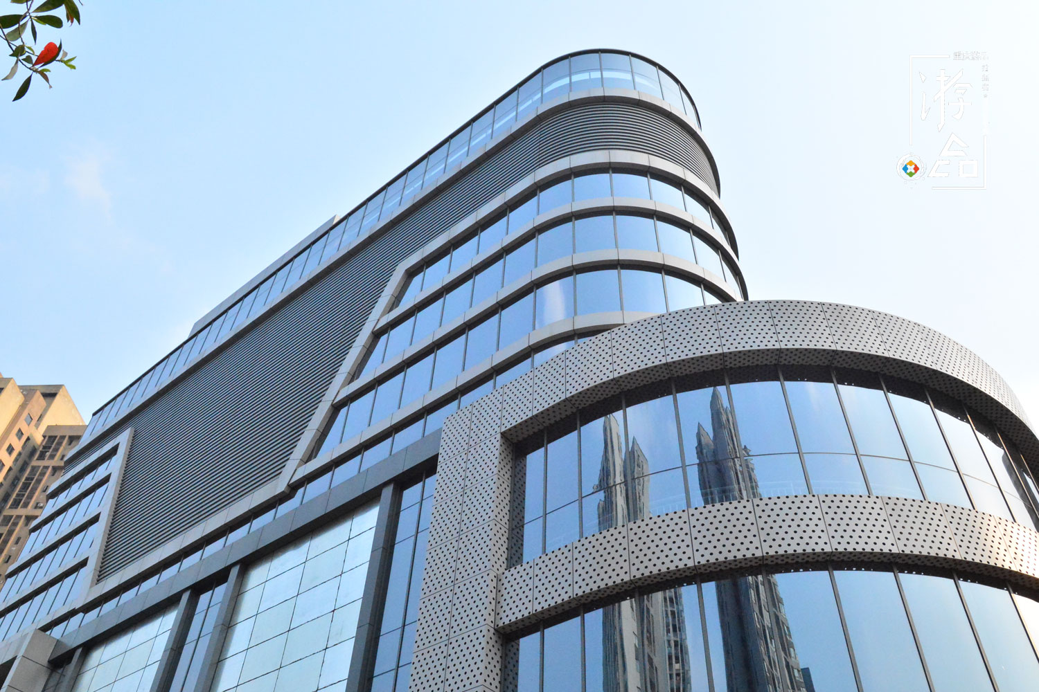 重庆科城路出现“智能停车大楼”，上下共7层，可缓解堵车问题