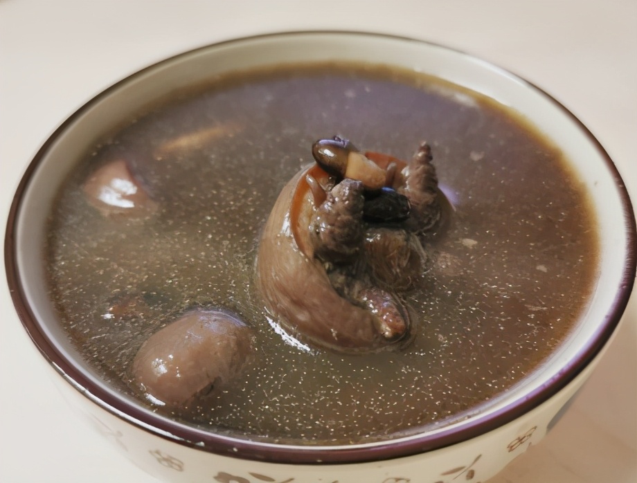 图片[1]-黑豆猪尾汤的做法步骤图 全家适合吃-起舞食谱网