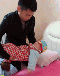 搞笑gif神评:鼻子都塌了吧,心疼伴娘一分钟