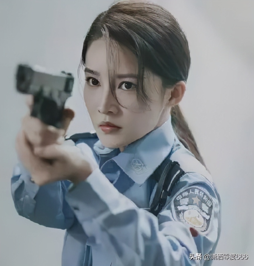 是心动呀！《亲爱的戎装》官宣黄景瑜李沁心动海报，CP感十足