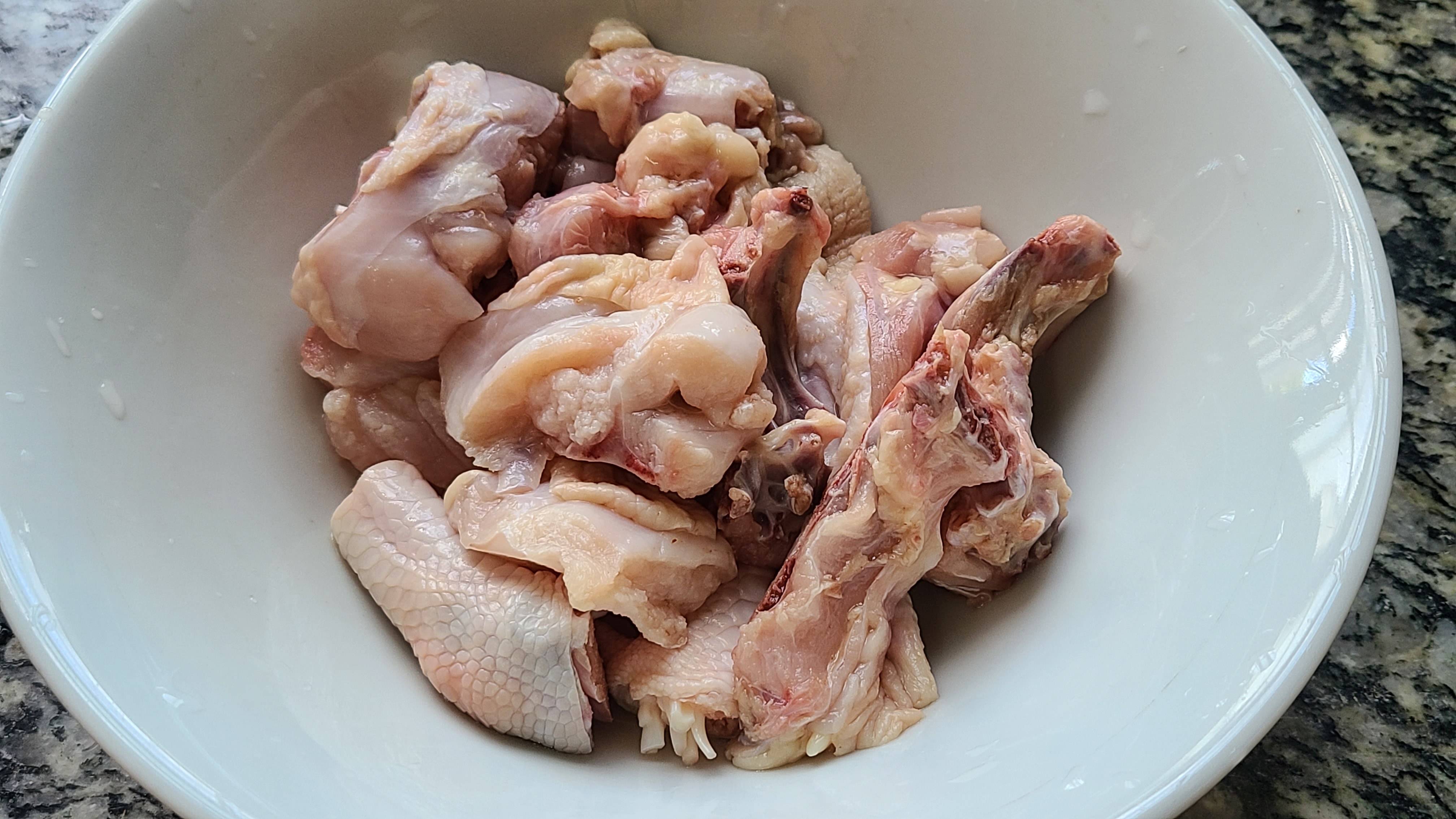 榴莲炖鸡，广东夏天很常见的一道美食，好喝简单，味道特别