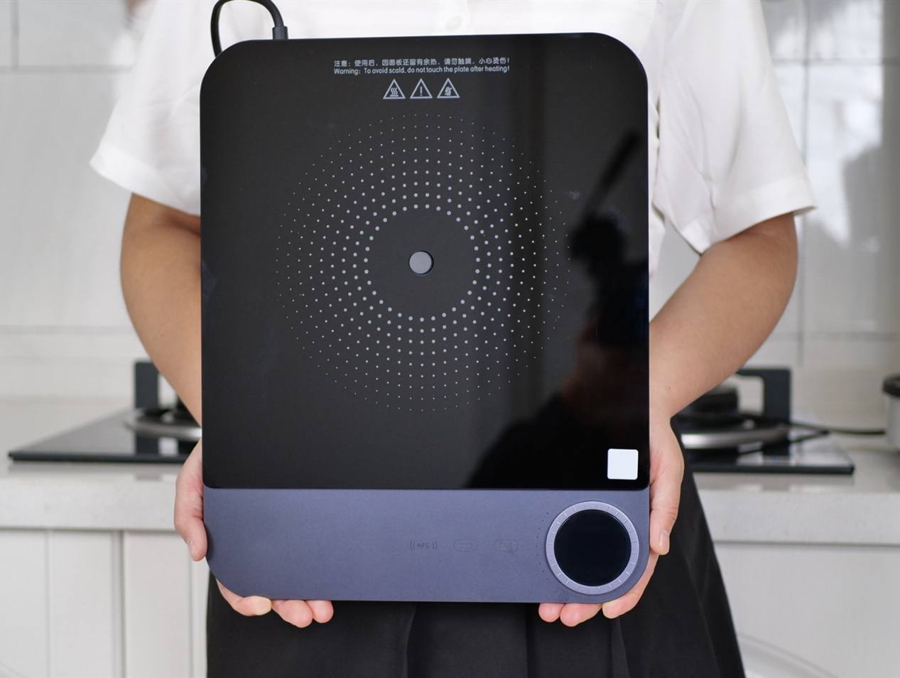 小米做出市面上最薄的電磁爐？厚度只有 2 厘米，還可以教人做菜