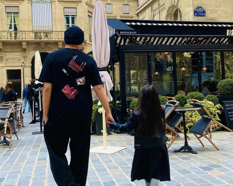 周杰伦时隔4年再晒父女牵手照，海瑟薇身高瞩目，时髦气质似昆凌