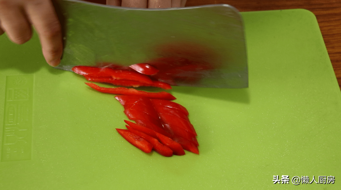 土豆别再炖肉了，教你一个新吃法，好吃到停不下来，比吃肉香