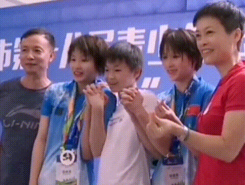 仅1年，全红婵变颁奖嘉宾！大幅照片被挂在母校，变身巨星遭围观