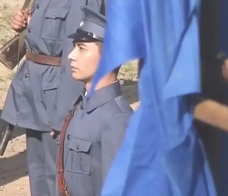 《一见倾心》男配穿军装化眼影,造型违和被嘲,和科班男主差太多