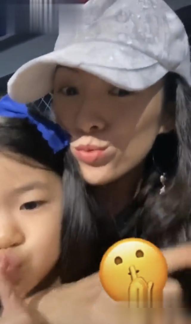 章子怡一家外出就餐，媽媽匆忙先行，汪峰帶娃抱醒醒變超級奶爸