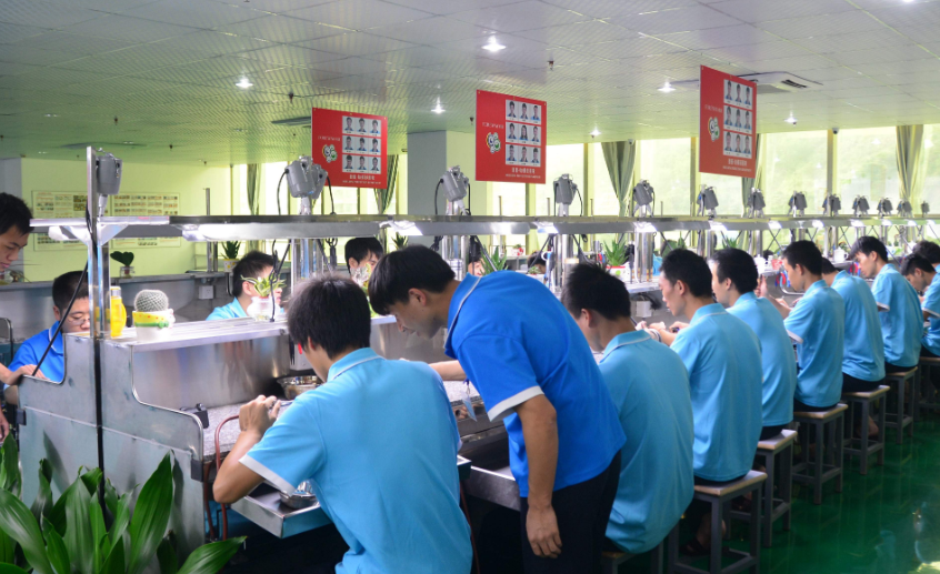 又一招工怪象：国内老板站在街头招人，但年轻人排队要去日资工厂