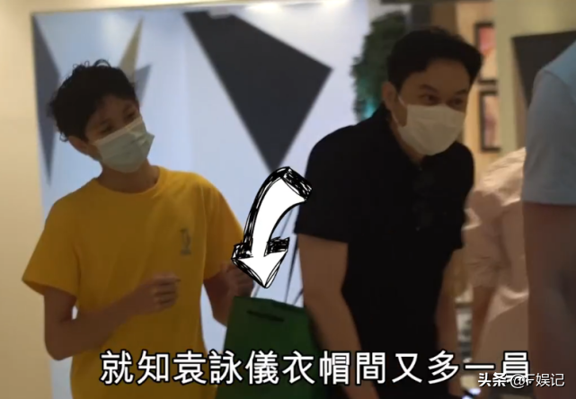 張智霖一家三口逛街享家庭樂袁詠儀母親節收名牌手袋作為禮物？