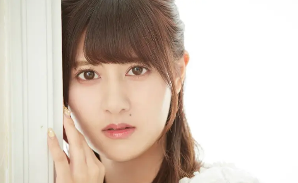 最绝的是,上个月底,佐竹音乃也被日本八卦杂志拍到出现在东京一间豪华