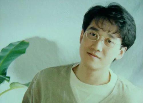 舞台|周传雄重返舞台被新人点评引争议 “情歌教父”这些年到底经历了什么