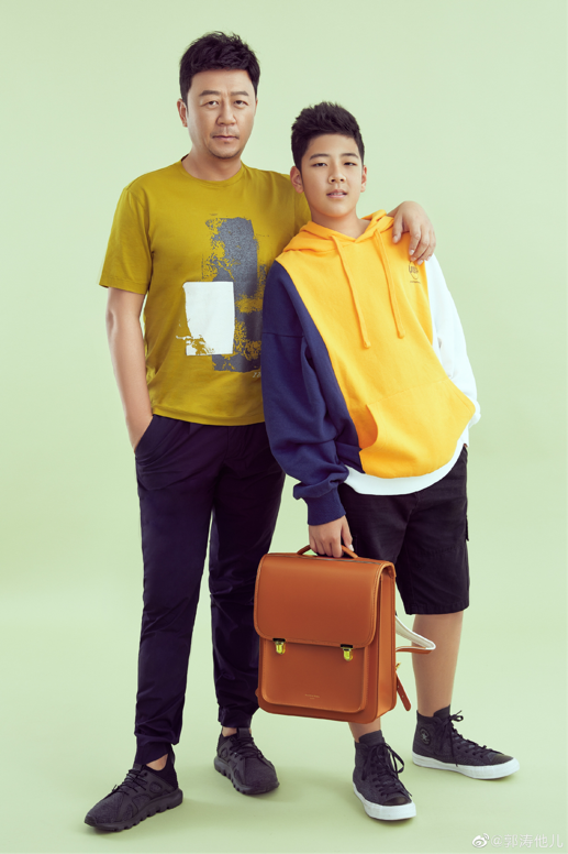 郭涛罕晒9岁女儿，五官像爸打扮显土气，13岁哥哥逆袭成帅哥