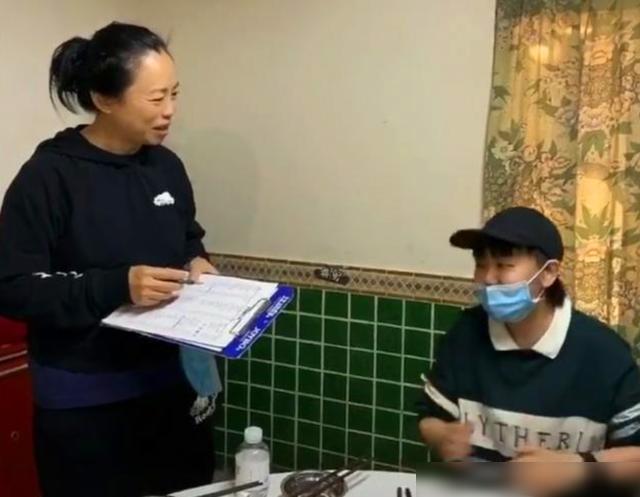 52岁歌后黄绮珊近状，迫于生计转行做服务员？面色土黄被嘲像大妈