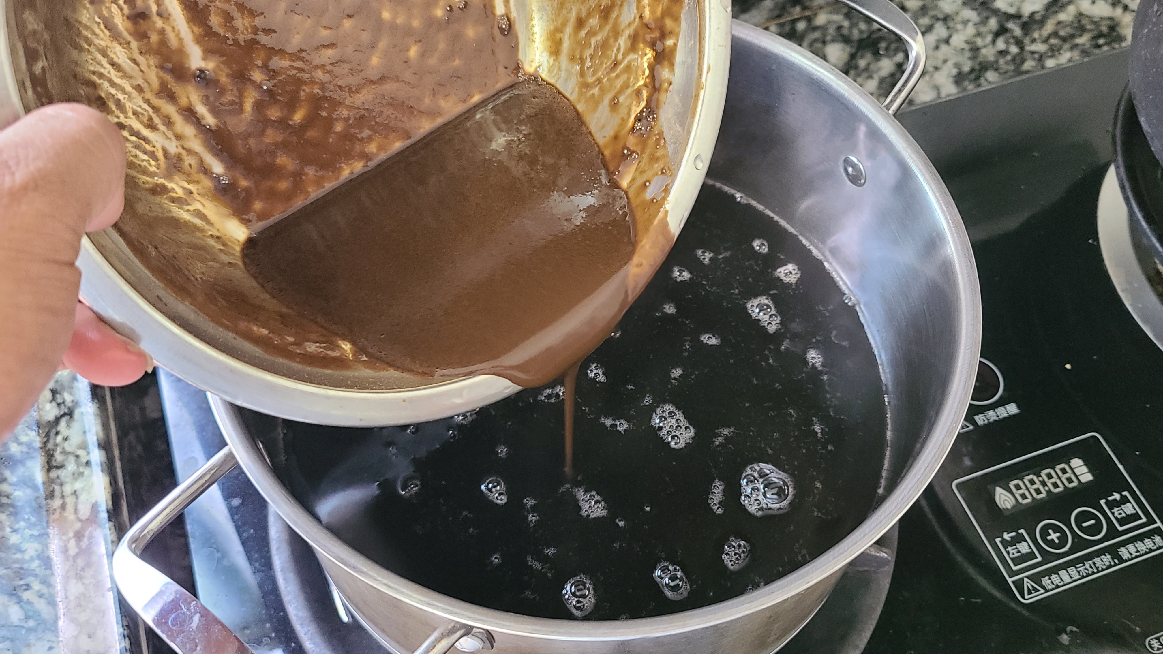 黑凉粉，是广东人夏天必吃的一道小吃，冰凉好喝，做法简单