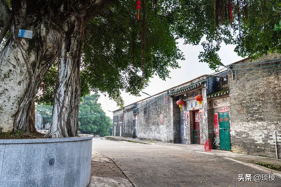 A mysterious "gossip village" actually uses house walls to make village walls, so thieves will get lost