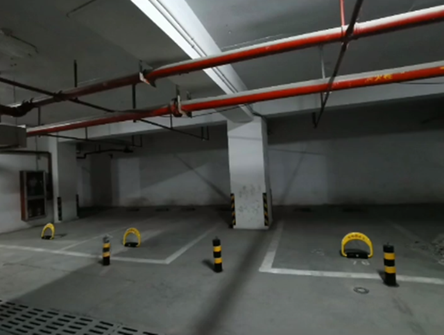 霸占|男子买25平米房霸占一层停车场 私安道闸：都是我的