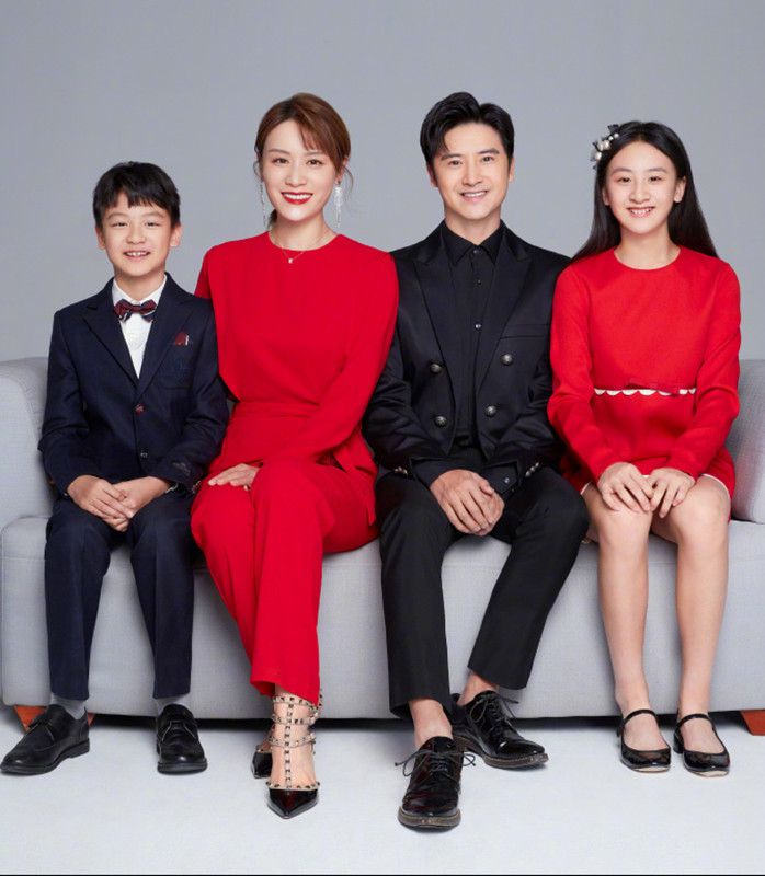 田亮一家同框，森碟穿红裙腰线往上提，看着比叶一茜腿还长一截