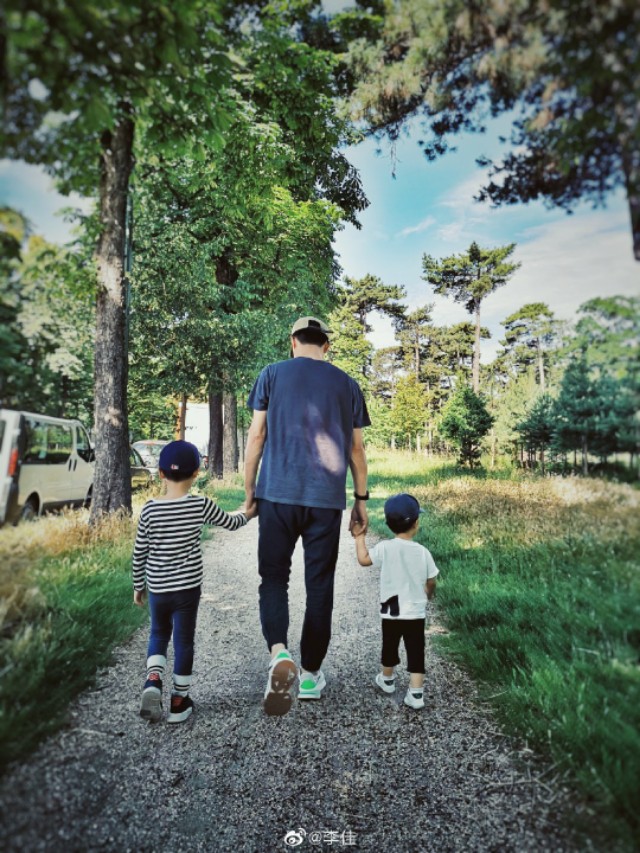 靳东：两次爱上离婚妇女，不顾家人反对娶了二