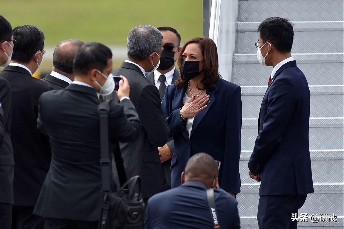 又自取其辱了！美副总统访越南，泼妇式辱骂中国，立遭东道主打脸