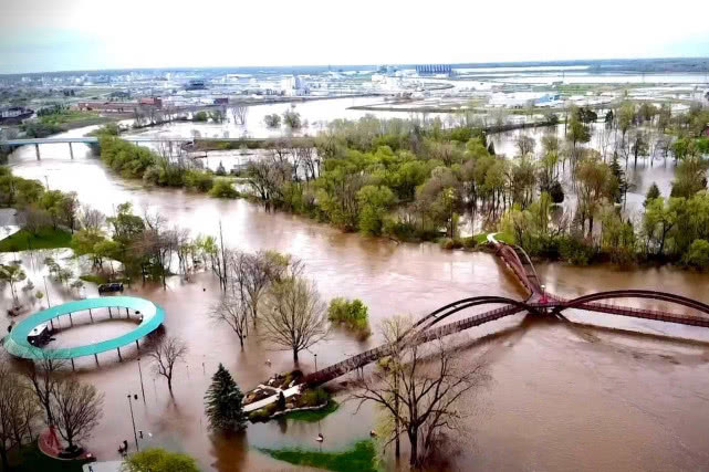 航拍画面十分骇人！百年大坝被洪水无情击溃，