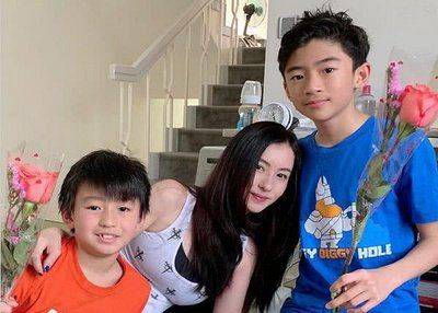 张柏芝小儿子正面照终于曝光，网友：跟谢霆锋太像了吧