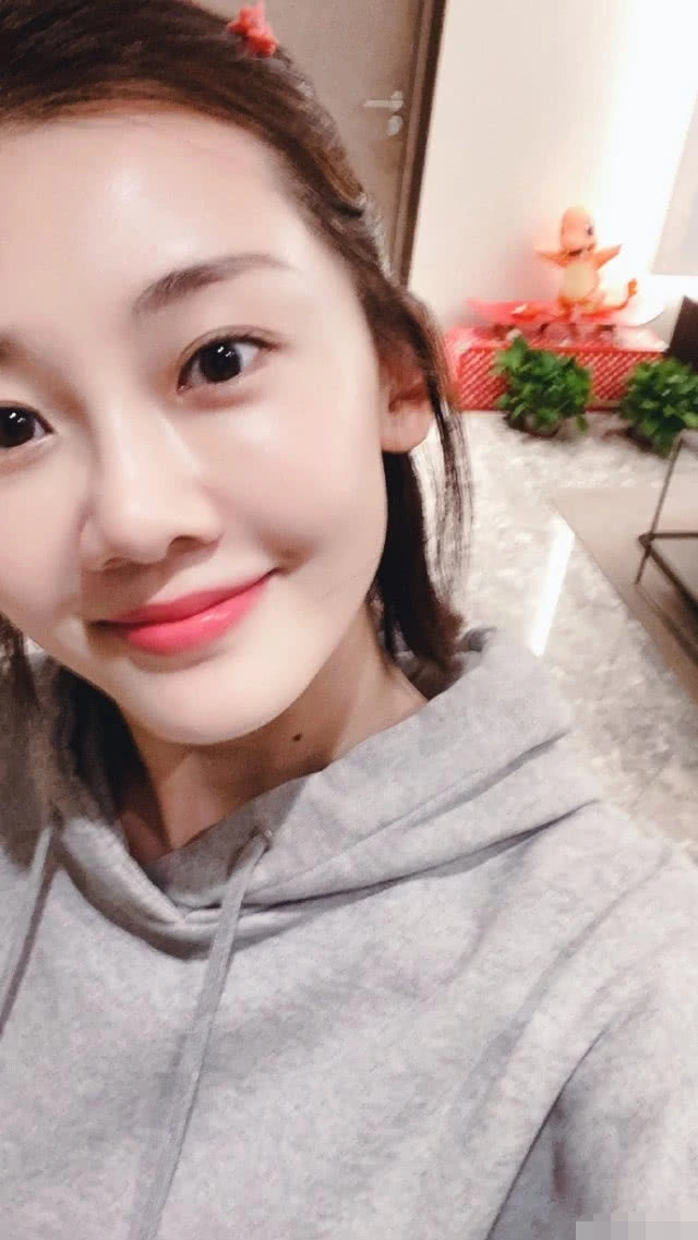 苗苗辟谣怀孕传闻后，全身出镜跑步身材纤瘦，