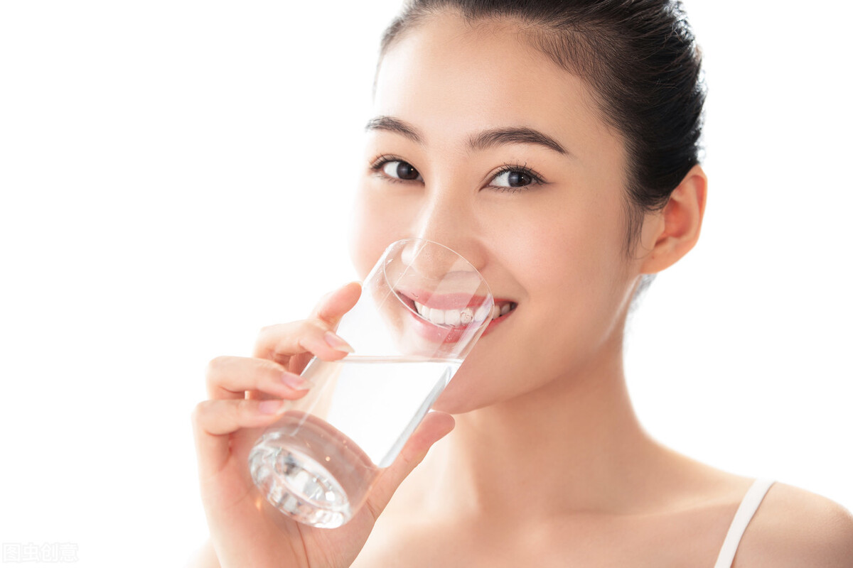 喝水後多久排尿，說明腎臟很健康？ 醫生：結合尿量判斷更可靠