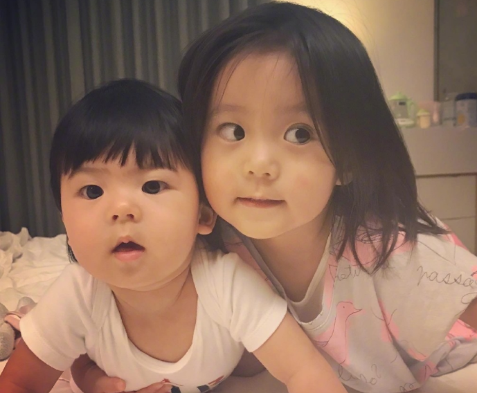 星二代就服贾静雯女儿的颜值，小时候像男孩子，长大后越来越精致