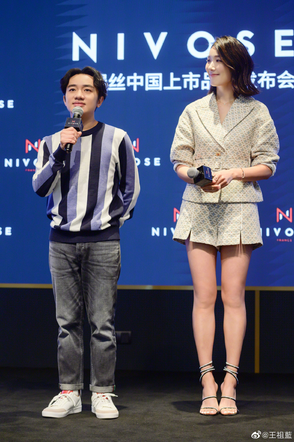 王祖蓝抱老婆人形立牌睹物思人，身高比例太绝，李亚男抱女儿卖萌