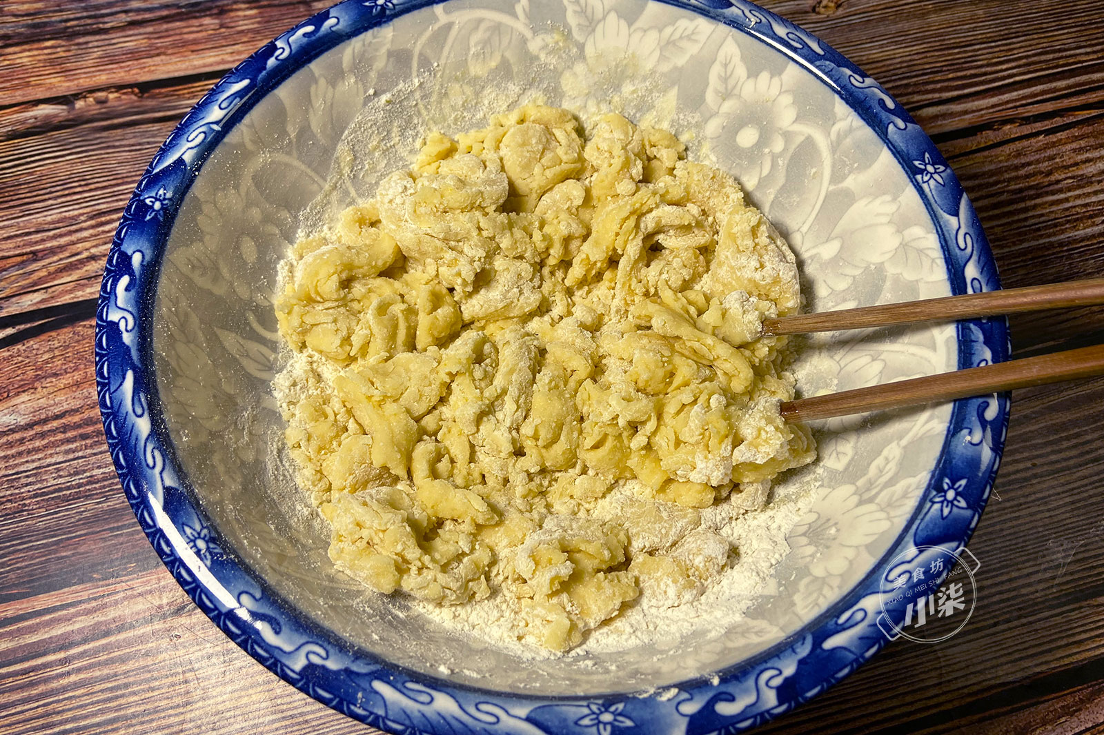 麵粉裡加2個雞蛋，一擀一切個個開口，入口即化，好吃到吮手指