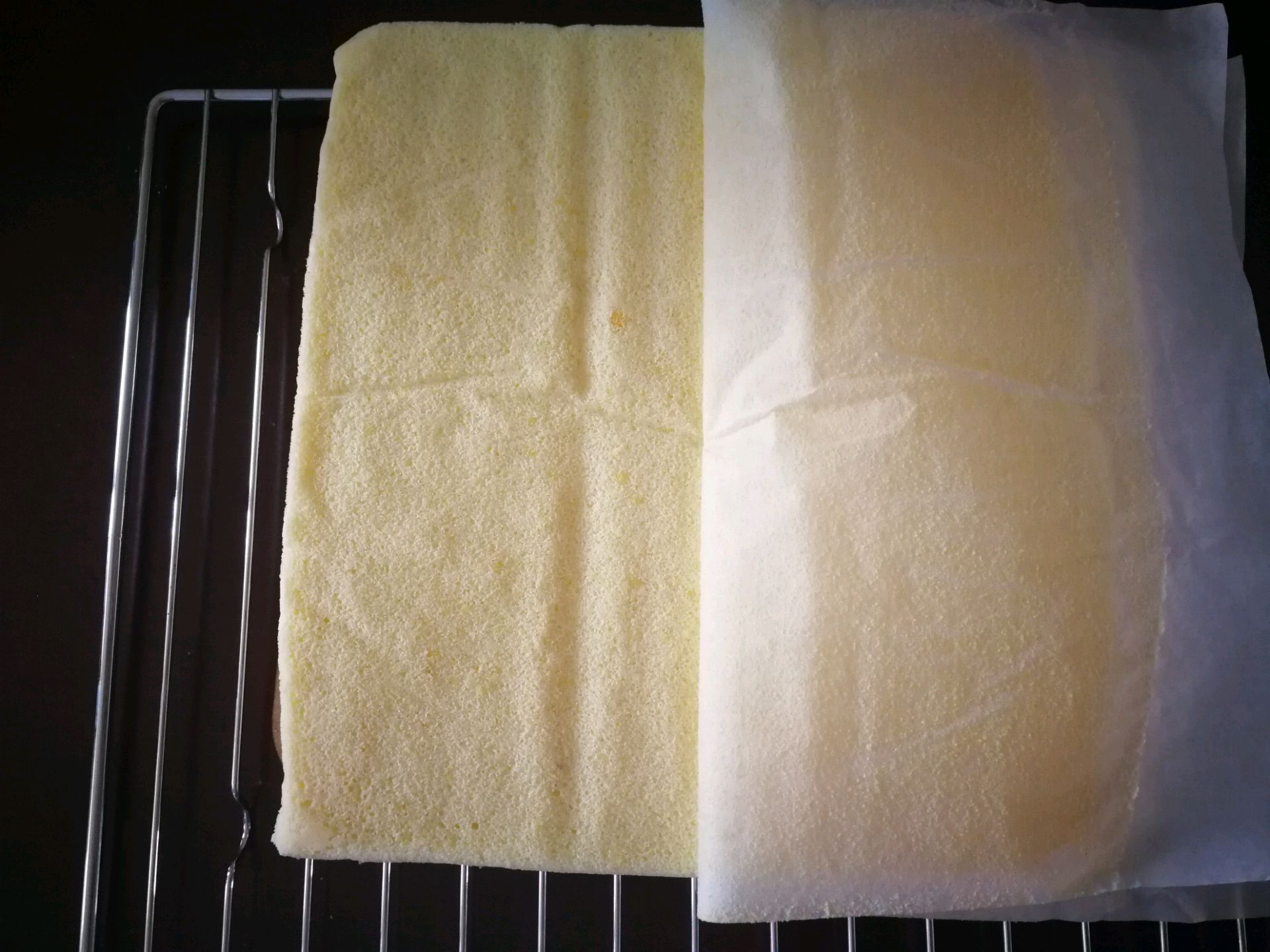 蛋糕卷不用出去买着吃了，在家就能做，口感绵密做法简单