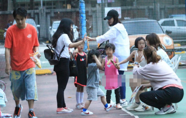 直擊修傑楷沉迷鬥牛，賈靜雯帶兩個女兒先行撤退“放生”老公