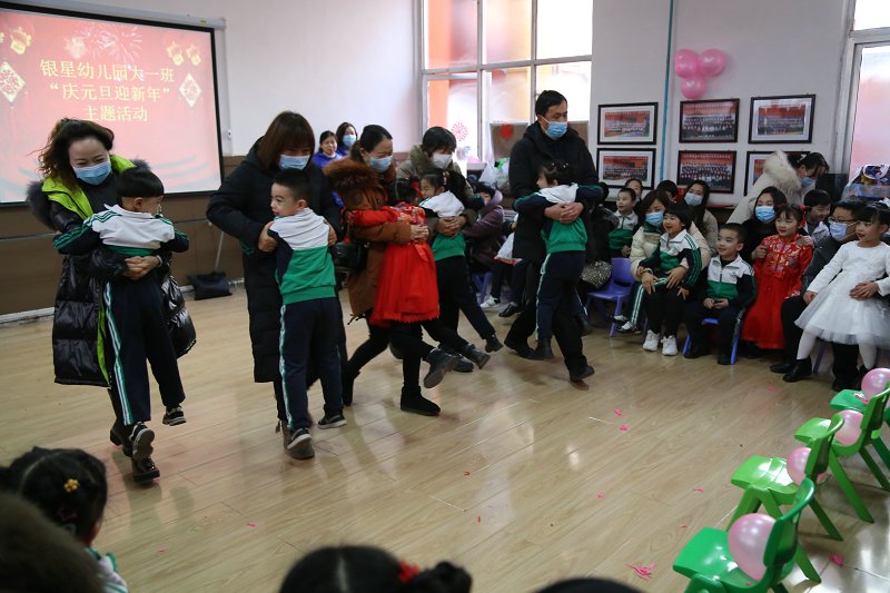 甘肃平凉:幼儿园里快乐迎新年