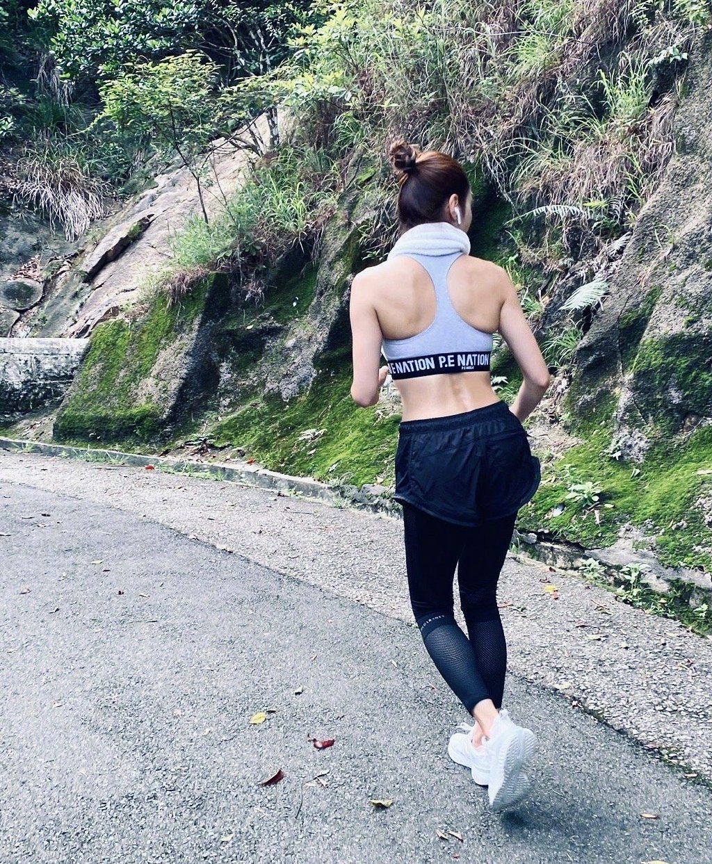 49岁黎姿晒性感美照，生四个子后依旧性感撩人，