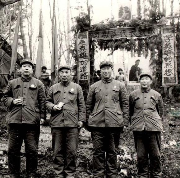开国将领衣锦还乡，搭乘驴车回故乡，不想老车夫正是自己的父亲