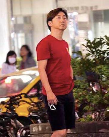 庾澄庆与小14岁的妻子罕见合体，见妻子立马扮鬼脸逗乐讨好