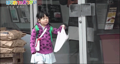 温暖！4岁和2岁姐妹花独自外出跑腿，这件事让大