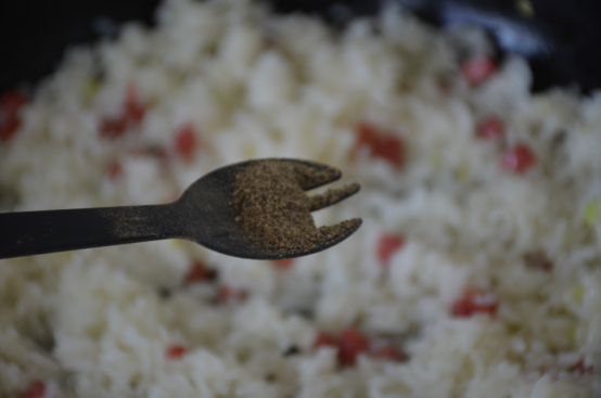 隔夜的剩米饭也能玩出新花样，做出来颜色鲜艳的炒饭，太香了