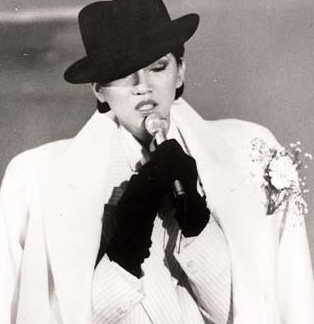 2003年梅艳芳去世，阿叻为爱绝食，7天后追随她而