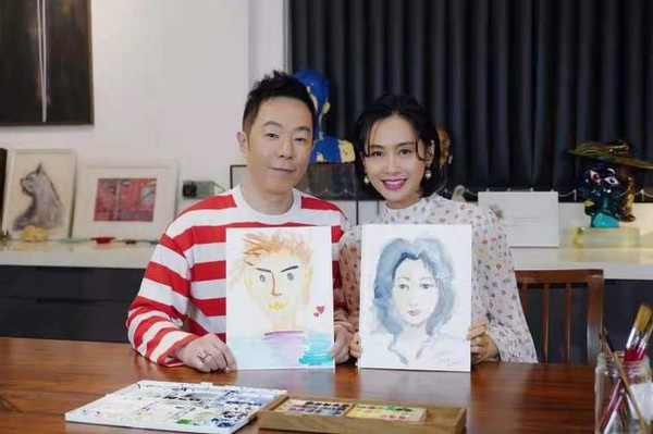 朱茵夫婦罕見合體，老公穿運動裝陽光帥氣，朱茵短髮白裙好甜美