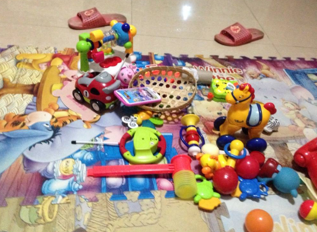 玩具少的孩子更“聪明”？心理学家力证：孩子玩具太多不是好事